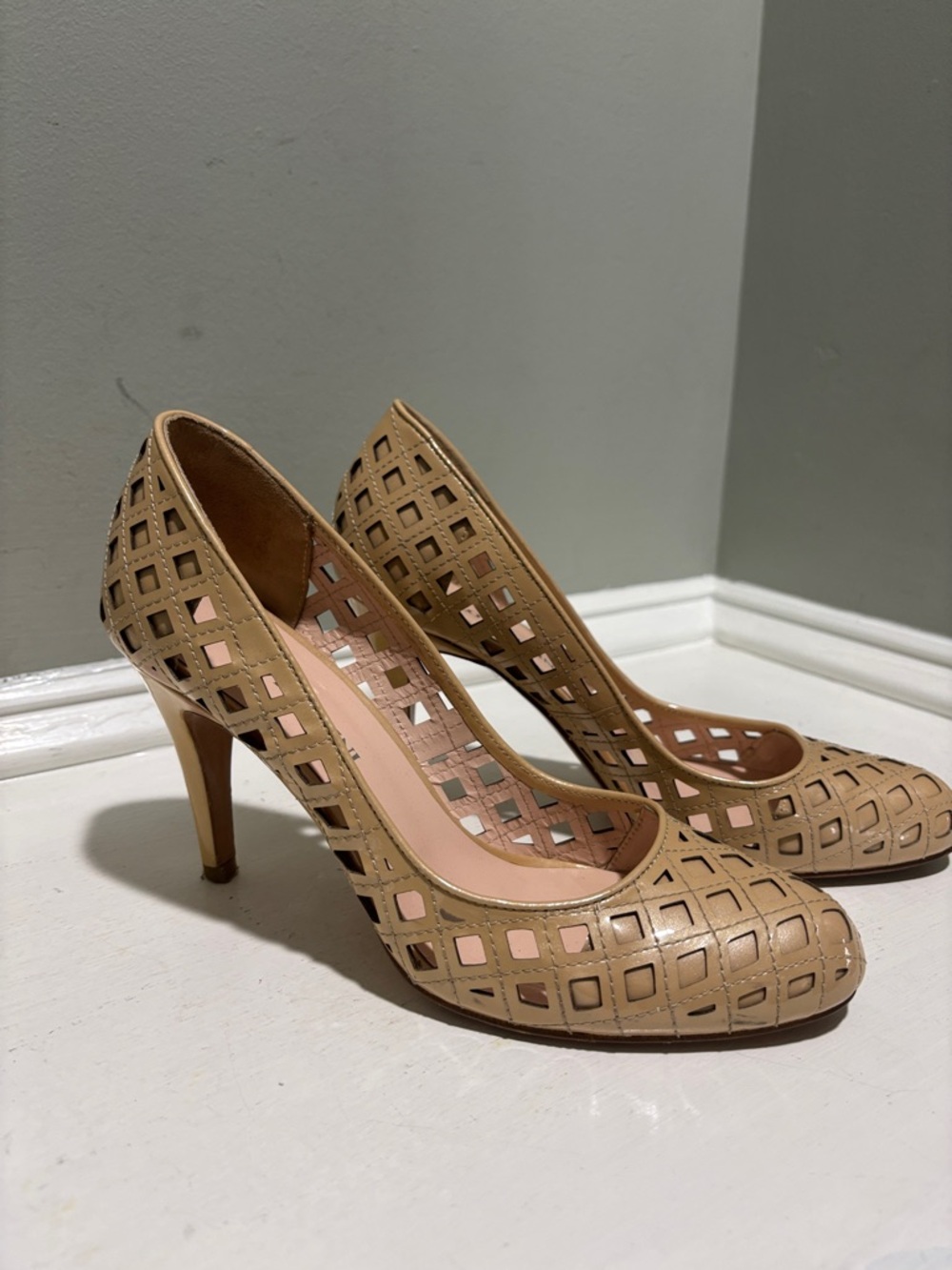 Carlo Pazolini Classic Tan Cutout Pump - Women's High Heels:size 38 (size 7)